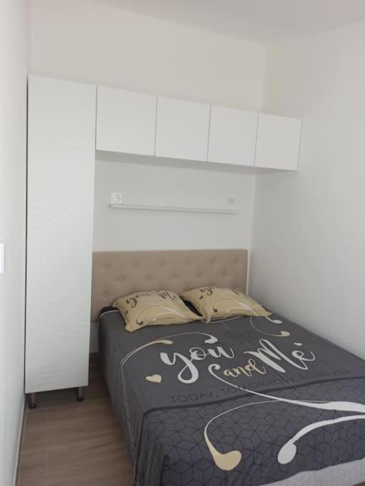 Maison, Rue Calme Dans Village Saint-Mitre-les-Remparts ภายนอก รูปภาพ