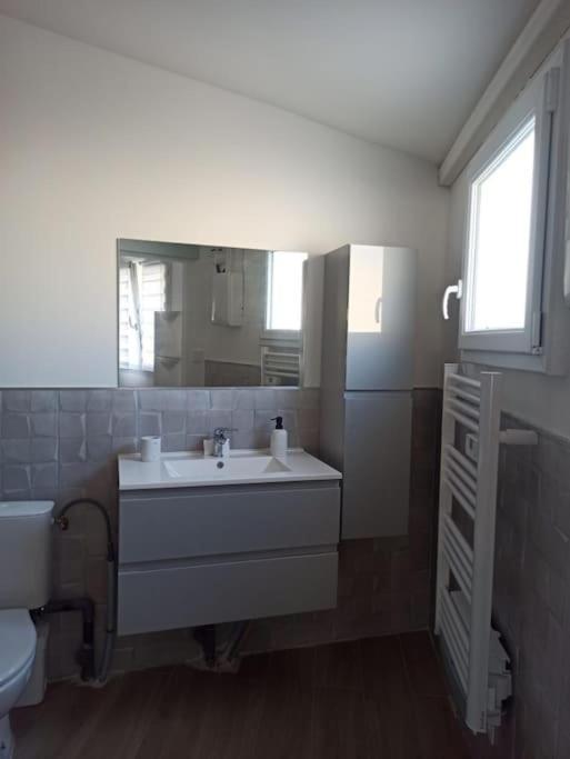 Maison, Rue Calme Dans Village Saint-Mitre-les-Remparts ภายนอก รูปภาพ